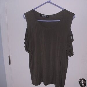 Cute short sleeve green top with cute out design on the sleeves